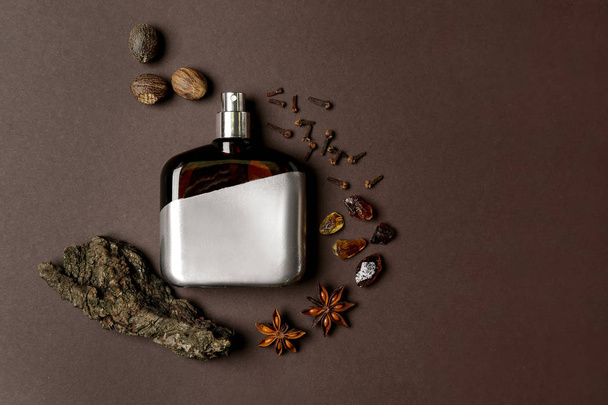 Komposition mit einer Flasche männlichen Parfüms auf dunklem Hintergrund - Foto, Bild