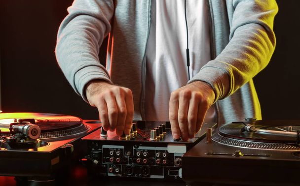 DJ di sesso maschile che suona musica nel club - Foto, immagini