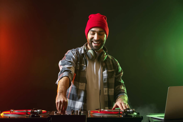 Άντρας DJ παίζει μουσική στο κλαμπ - Φωτογραφία, εικόνα