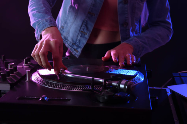 Kobieta dj gra muzykę w klubie - Zdjęcie, obraz