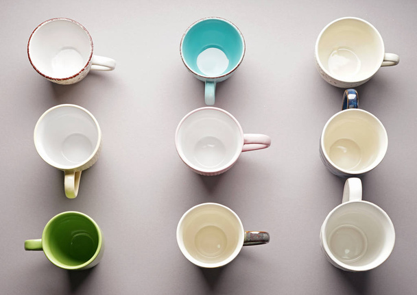 Kleurrijke lege cups op lichte achtergrond - Foto, afbeelding