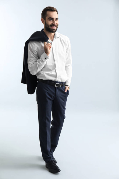 Guapo hombre de moda en ropa formal contra fondo claro
 - Foto, Imagen