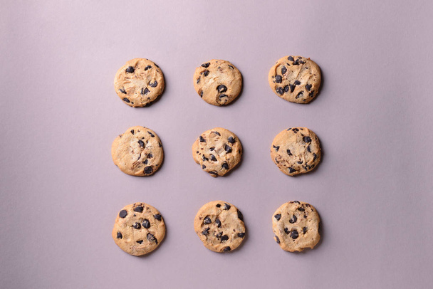 Many tasty cookies on color background - Foto, Imagem
