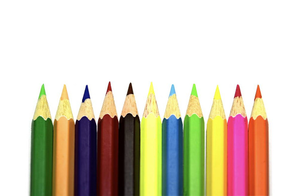 Crayons de couleur multiples sur fond blanc
. - Photo, image