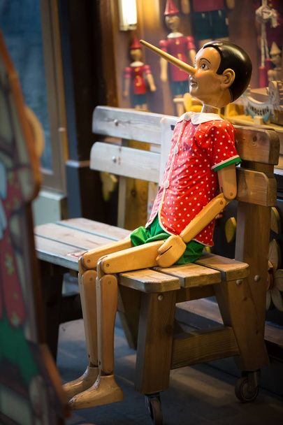 Pinokkio zit op de stoel - Wenen, Oostenrijk - Foto, afbeelding