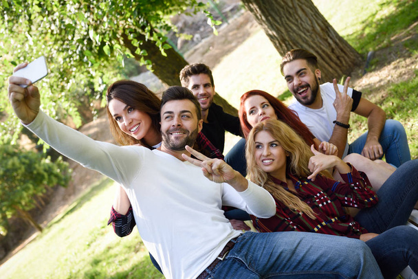 Groupe d'amis prenant selfie en fond urbain
 - Photo, image
