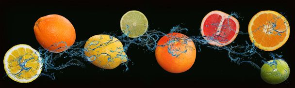 ovoce - vápno, citron, pomeranč, grapefruit na izolované černé a zelené pozadí - Fotografie, Obrázek