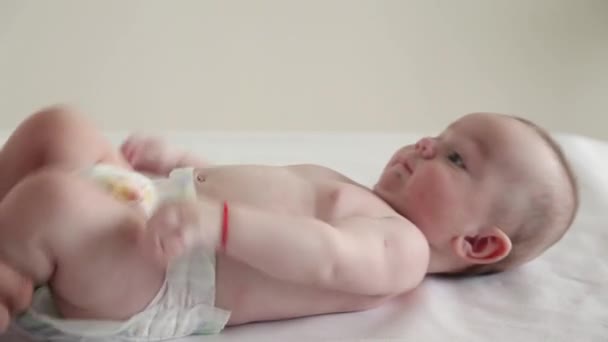 Belo bebê engraçado recebe uma massagem nos pés de um médico feminino
 - Filmagem, Vídeo
