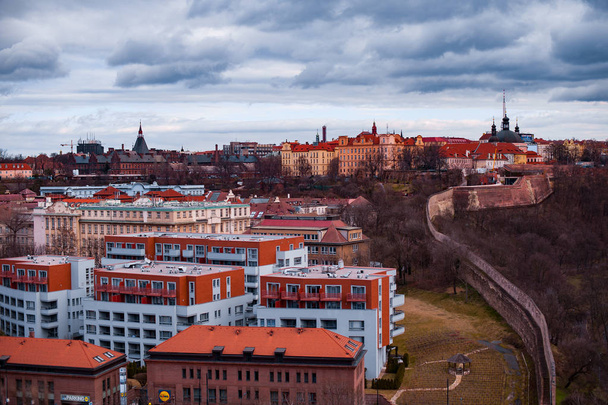 Prag, Tschechische Republik - 12. März 2018: Blick auf die Dächer und Häuser von Vysehrad in Prag. Bewölkter Himmel - Foto, Bild