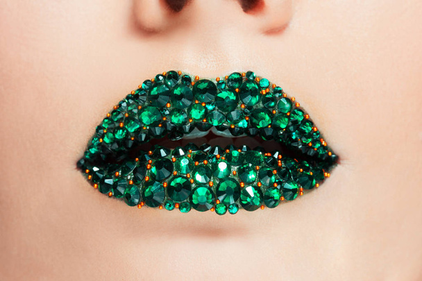 Groene lippen bedekt met strass. Mooie vrouw met groene lippenstift op haar lippen - Foto, afbeelding