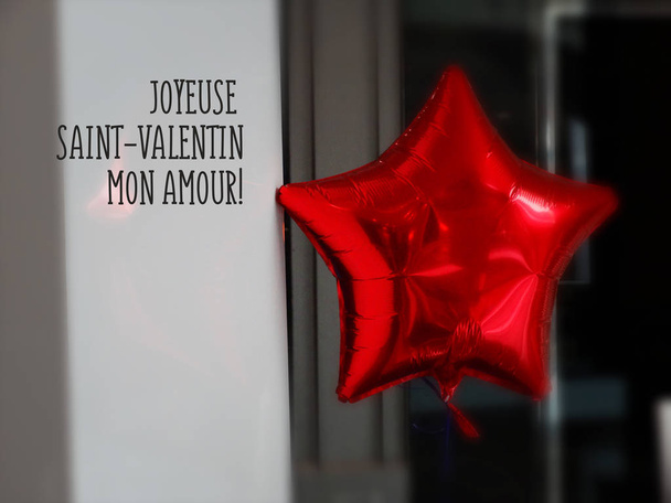 Valentinstag rotes Herz und französischer Text         - Foto, Bild