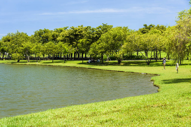 Kaunis Tainan Metropolitan Park Taiwanissa. Tämä on ilmainen avoin julkinen ulkotila. Kaunis kaupunkipuisto järven kanssa - Valokuva, kuva