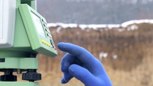 Yakın çekim parmak mesafe ölçme iş yerinde Surveyor düğmeleri iter. Kış inşaat kavramı - Video, Çekim