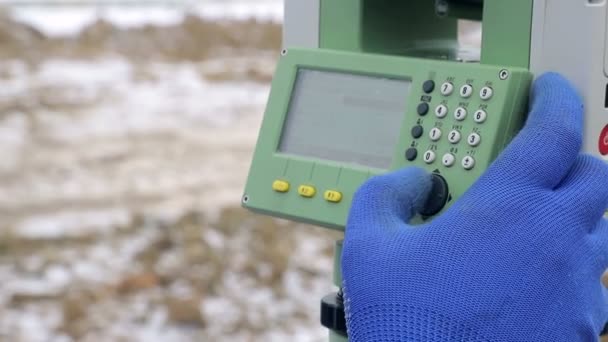 Yakın çekim parmak mesafe ölçme iş yerinde Surveyor düğmeleri iter. Kış inşaat kavramı - Video, Çekim