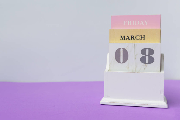 houten kalender voor 8 maart - Foto, afbeelding