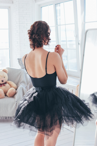 鏡の前で黒のドレスでバレエ ダンサー バレリーナの率直な肖像画 - 写真・画像