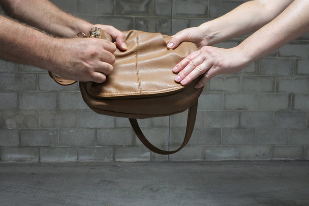 Hombre ladrón roba un bolso de una mujer en un aparcamiento subterráneo
 - Foto, Imagen