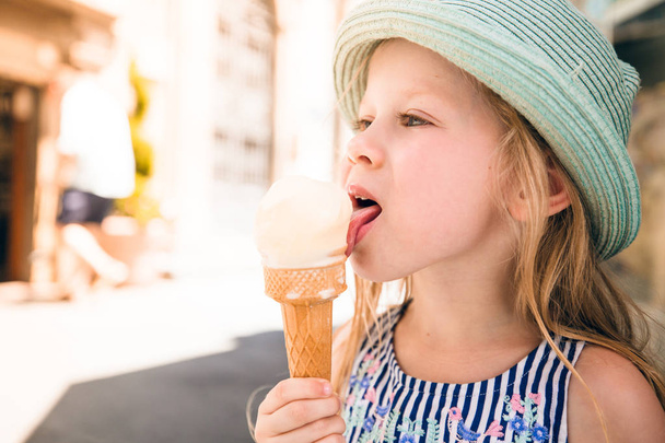 Kind eten icecream in Florence, Italië. Warme zomerdagen. Italiaanse vakantie thema. - Foto, afbeelding