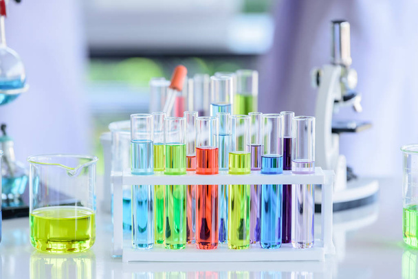 Conjunto de cristalería de laboratorio con colorido en sala de laboratorio de prueba. - Foto, imagen