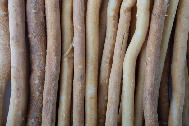 Натуральні Зубна щітка Miswak (Kayu Sugi) на білому тлі з селективного фокус. Це чищення twig, виготовлені з Salvadora персика дерево зубів і також відомий як miswaak, siwak, Sugi або sewak - Фото, зображення