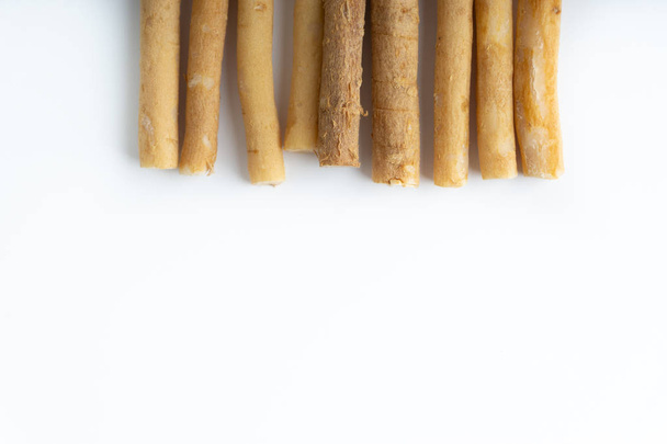 Luonnollinen hammasharja Miswak (Kayu Sugi) valkoisella taustalla valikoivalla tarkennuksella. Se on hampaiden puhdistus oksa valmistettu Salvadora persica puu ja tunnetaan myös miswaak, siwak, Sugi tai sewak
 - Valokuva, kuva