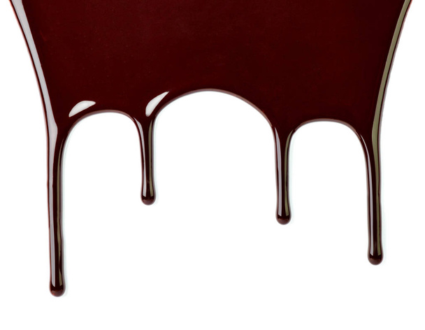 primer plano de jarabe de chocolate con fugas en el fondo blanco - Foto, Imagen
