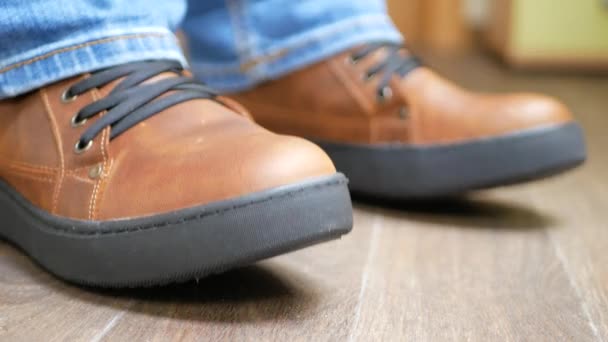Muž opotřebení zimní kožené boty - Záběry, video
