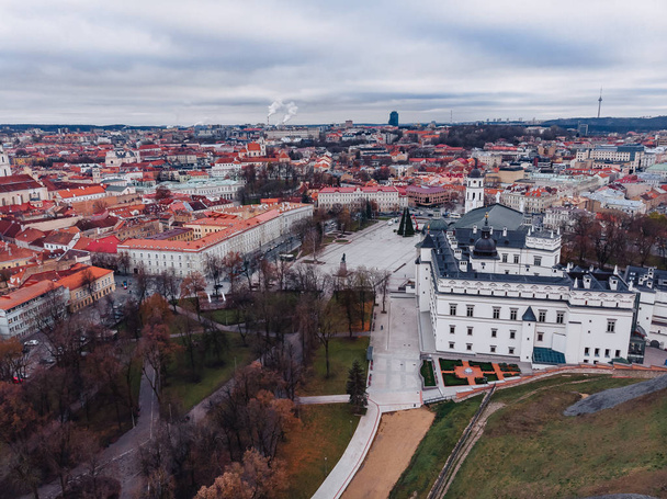 空中シティー ビュー、ビリニュス、リトアニア、リトアニアの帝政ロシアの皇子の宮殿 - 写真・画像
