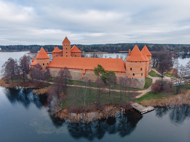 Luchtfoto drone uitzicht op Trakai Kasteel, Litouwen - Foto, afbeelding
