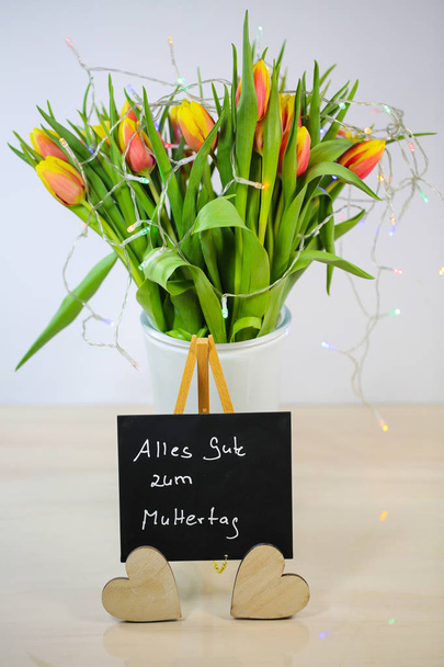 Tulpen in der Vase, glücklicher Muttertag, weißer Hintergrund - Foto, Bild