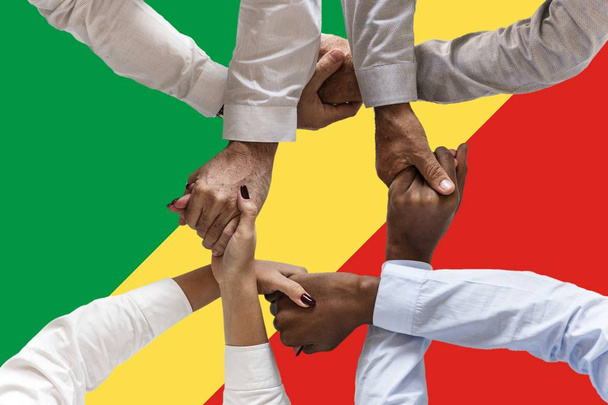 Congo vlag, integratie van een multiculturele groep van jonge mensen. - Foto, afbeelding
