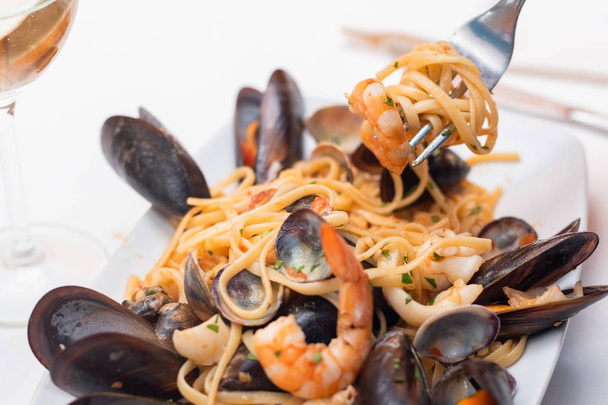 Linguine allo scoglio classic dish of italian pasta with seafood - Фото, изображение