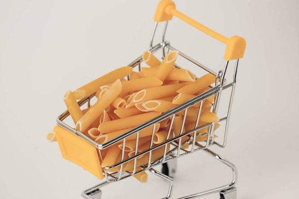 Penne (těstoviny) v nákupním košíku představující koncept - Fotografie, Obrázek