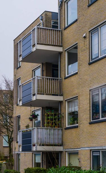 Immeuble d'appartements avec balcon, architecture moderne hollandaise - Photo, image