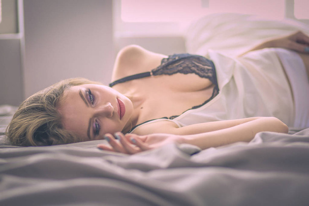 portrait sexy fashionable woman on the bed - Zdjęcie, obraz