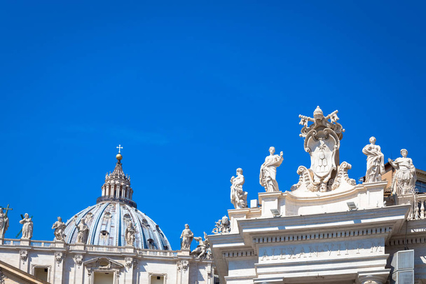 Ciudad del Vaticano en Roma. Detalle de la cúpula de la iglesia de San Pedro en la parte superior de la columnata Bernini - Foto, imagen