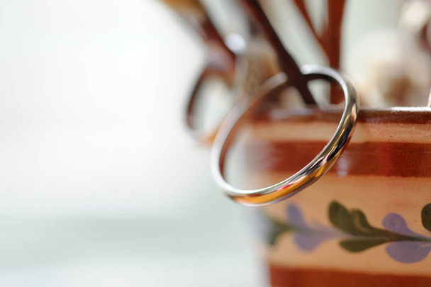 Un mazzo di rami di salice e anelli di fidanzamento sui rami in un vaso sulla finestra
. - Foto, immagini