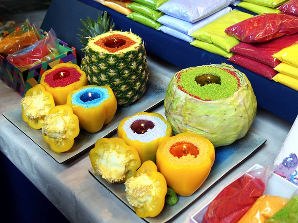 Frutas reais cheias de cera como velas coloridas (ambientalmente sustentáveis
) - Foto, Imagem