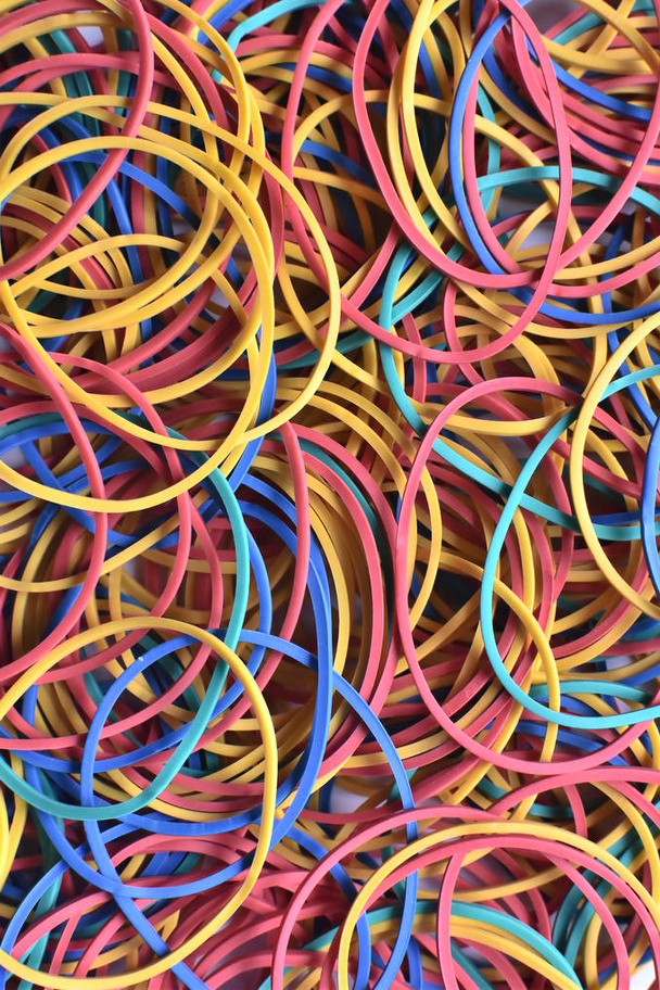 abstracte kleurrijke achtergrond. Office rubber bands close-up. - Foto, afbeelding
