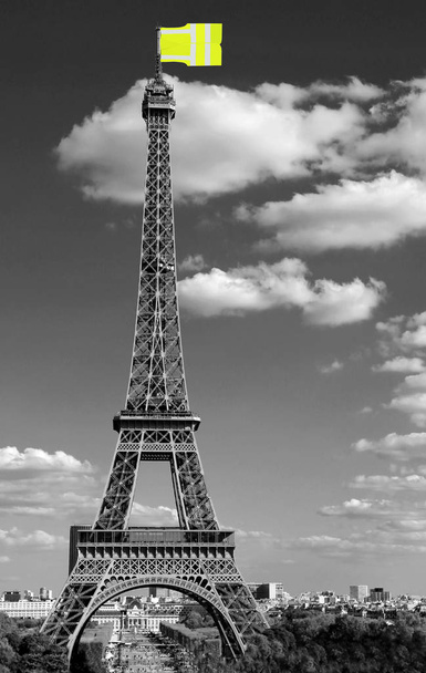флаг, как куртки символ движения желтых жилетов на Эйфелевой башне в Париже, замеченный с Трокадеро в черно-белом эффекте
 - Фото, изображение