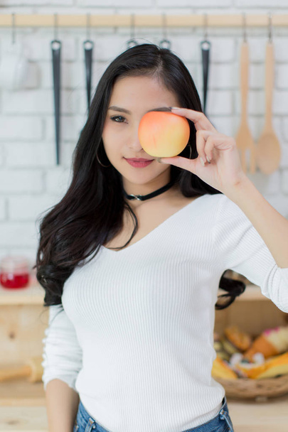 Güzel genç kadın bir pasta ve elma arasında bir seçim yapma - Fotoğraf, Görsel