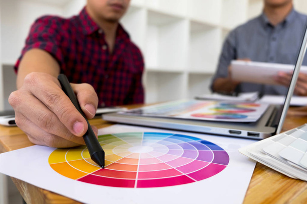 Grafik tasarımcıları tasarım için renk bantları örneklerinden renkleri seçin. Tasarımcı grafik yaratıcılık çalışma kavramı .  - Fotoğraf, Görsel