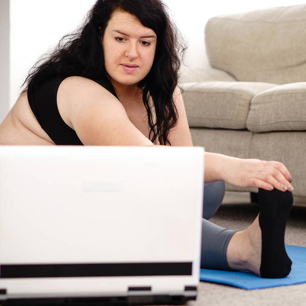 太りすぎの女性はヨガの練習します。ホーム トレーニング - 写真・画像