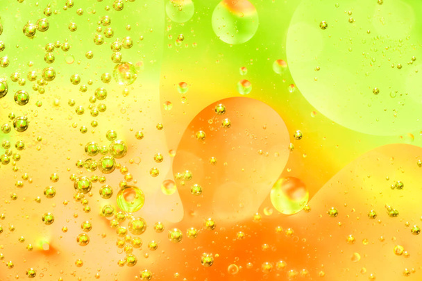 Water and oil bubble yellow orange background. Macro shot of beautiful water and oil bubble background , with small and big bubbles - Foto, Imagen
