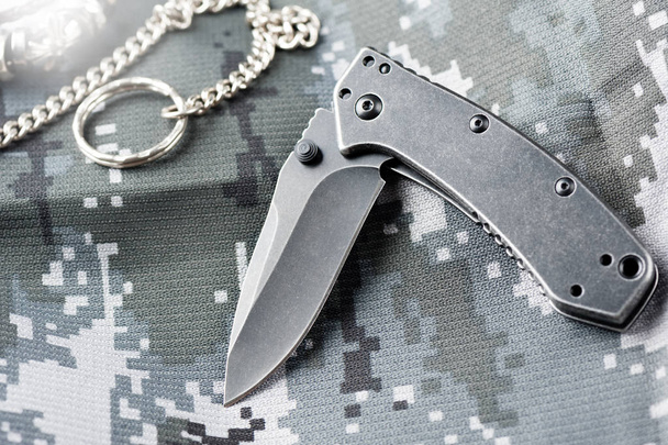 canivete de aço inoxidável com acabamento blackwash na lâmina e alça
 - Foto, Imagem