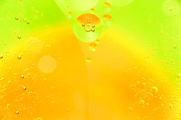 Water and oil bubble yellow orange background. Macro shot of beautiful water and oil bubble background , with small and big bubbles - Foto, immagini