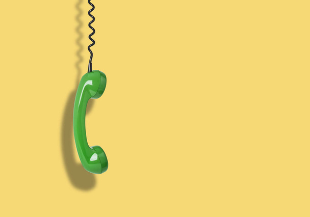 Receptor de teléfono sobre fondo amarillo
 - Foto, Imagen