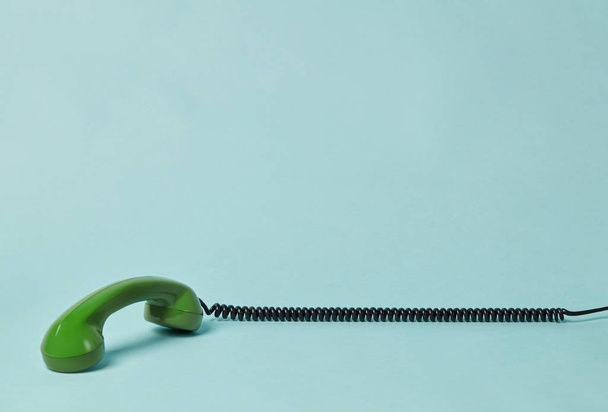 Τηλέφωνο δέκτη για τον καθορισμό σε μπλε φόντο - Φωτογραφία, εικόνα