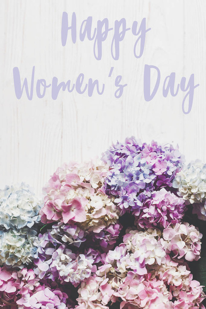 Felice festa della donna segno di testo su bei fiori ortensia su legno bianco rustico
 - Foto, immagini