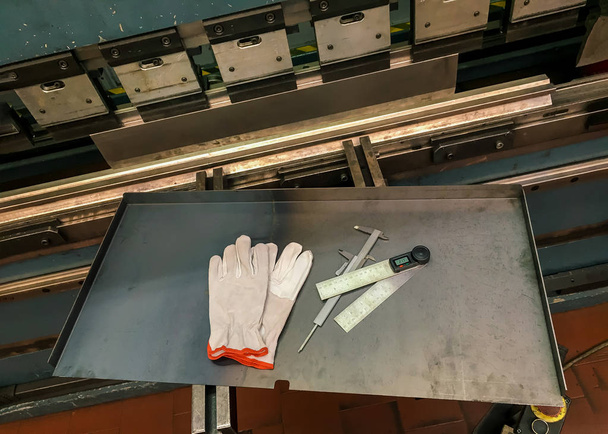 Doblado de chapa en la máquina de fábrica en la fabricación de metal
 - Foto, imagen